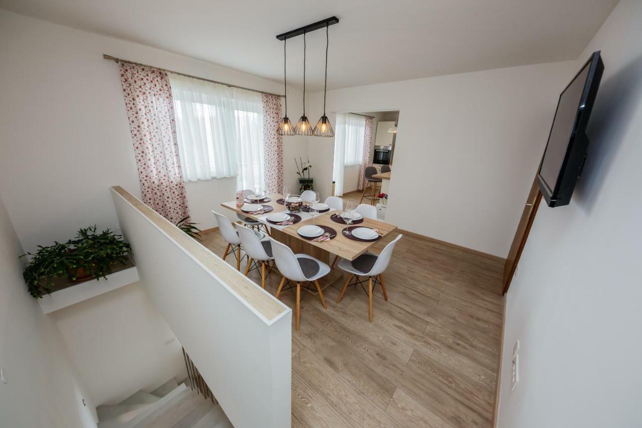 Holiday Home Cherry Tree Zrnovnica ภายนอก รูปภาพ