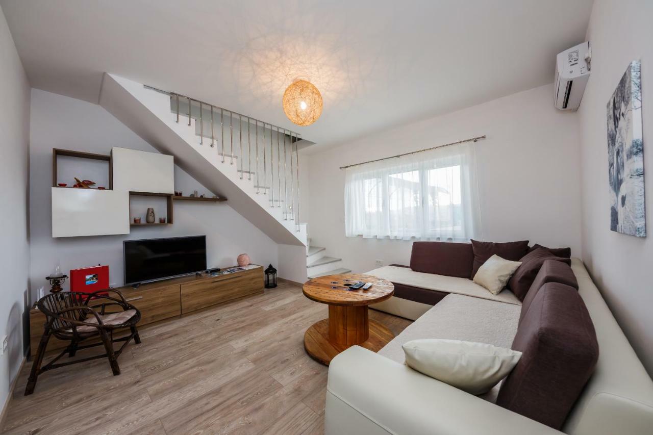 Holiday Home Cherry Tree Zrnovnica ภายนอก รูปภาพ
